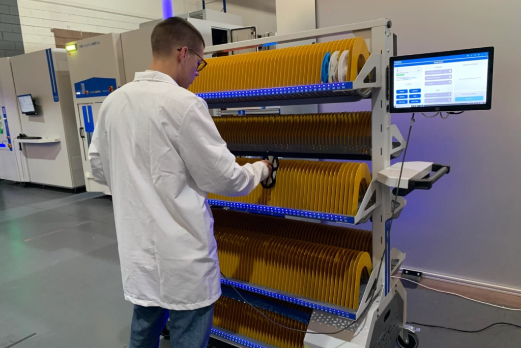 Пример использования мобильного интеллектуального стеллажа хранения с функцией “Pick-To-Light”.jpg